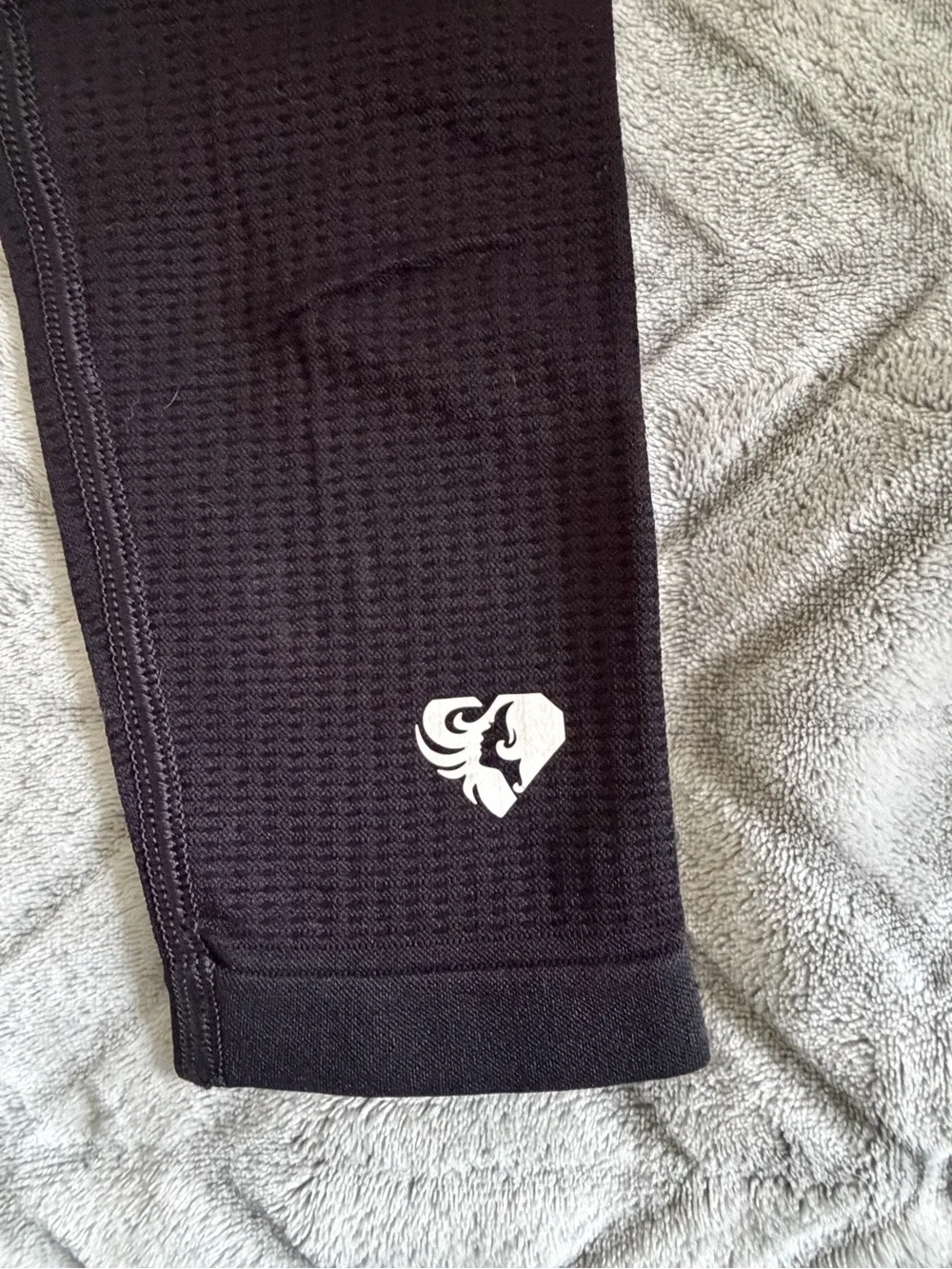 Women’s Best Seamless Athletic Leggings with Heart Logo